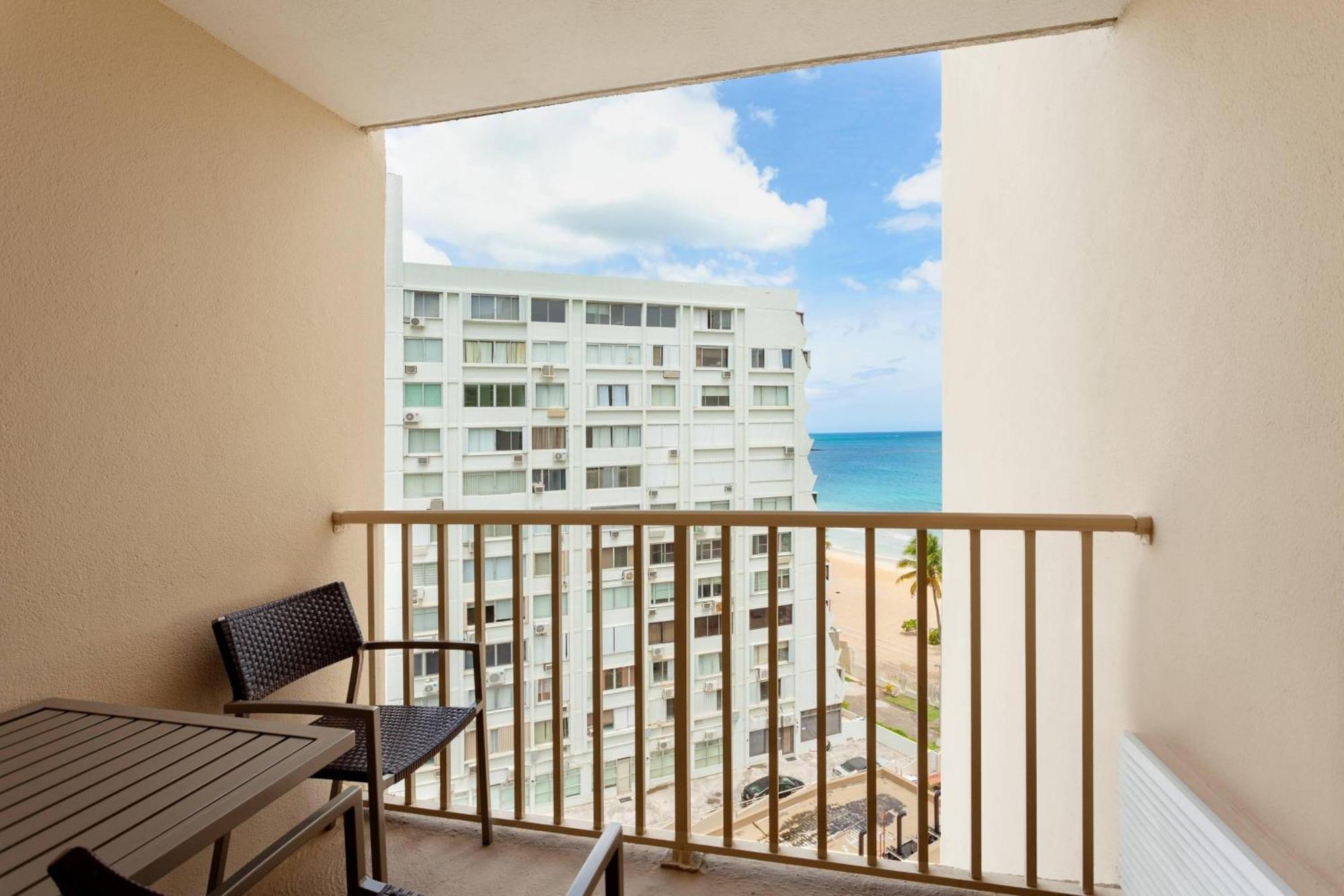 סן חואן Courtyard By Marriott Isla Verde Beach Resort מראה חיצוני תמונה