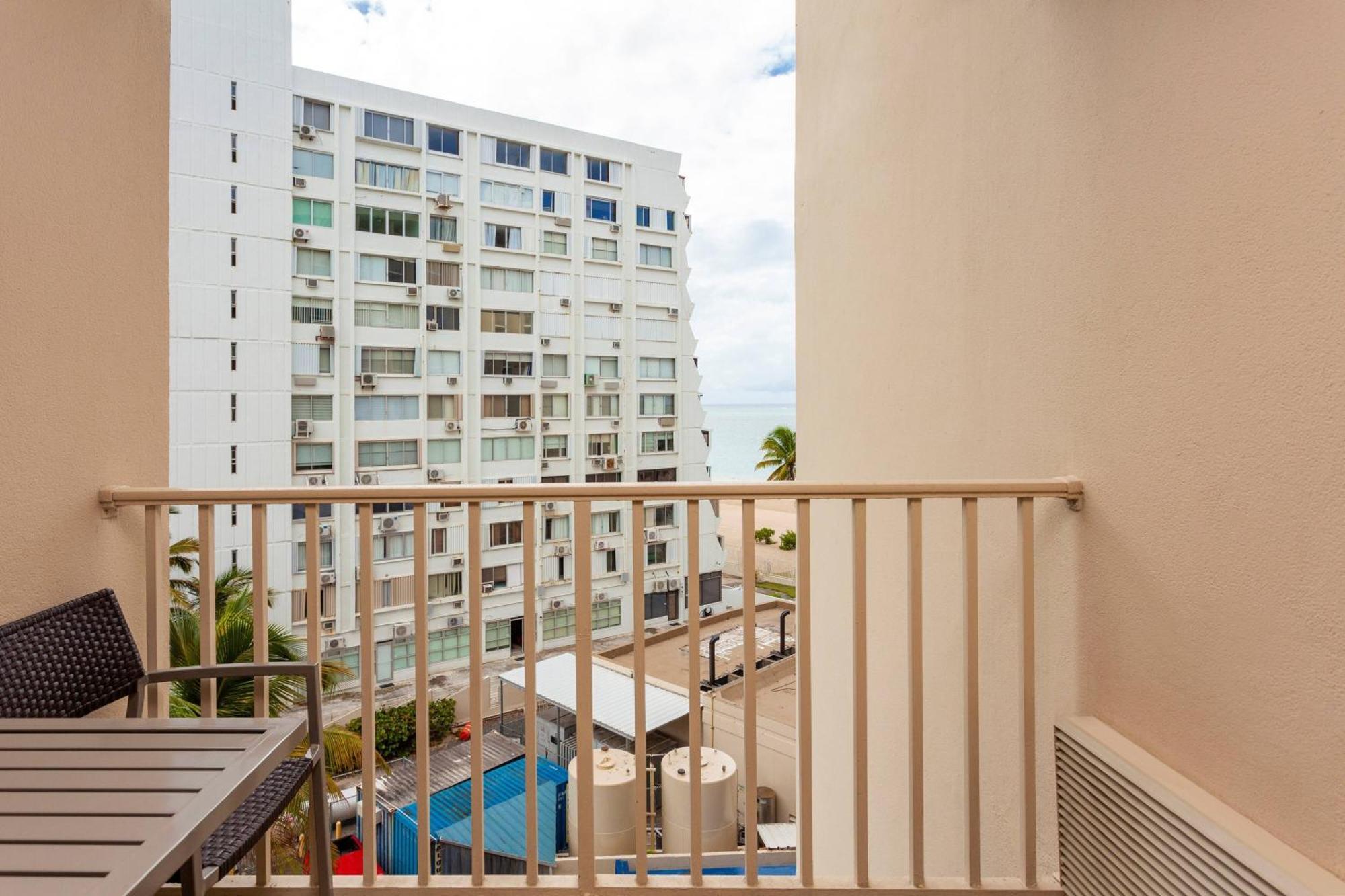 סן חואן Courtyard By Marriott Isla Verde Beach Resort מראה חיצוני תמונה